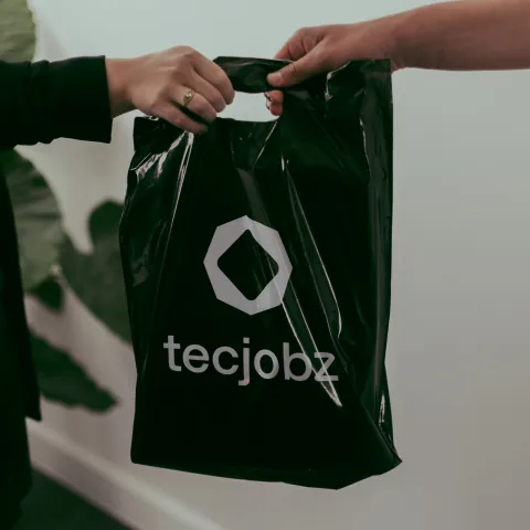 Overhandigen van zakje